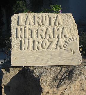 firma en escultura